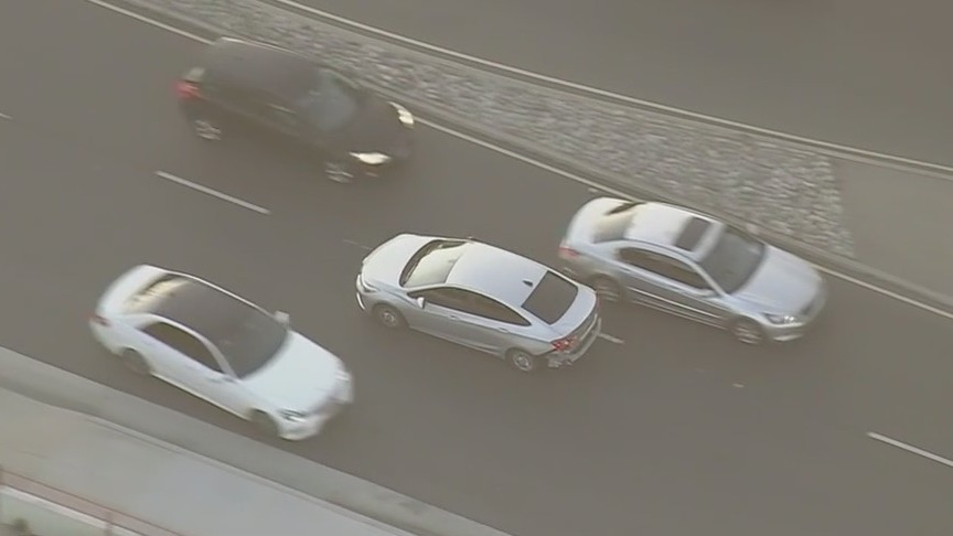 Police chase suspect weaves through traffic going the wrong way