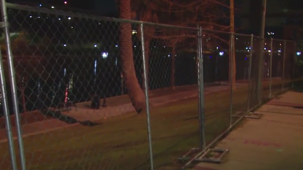 Fence surrounding Echo Park Lake to be taken down