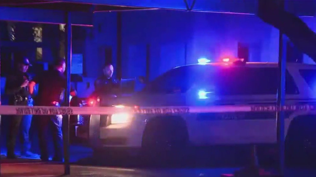 Man hurt in west Phoenix apartment shooting