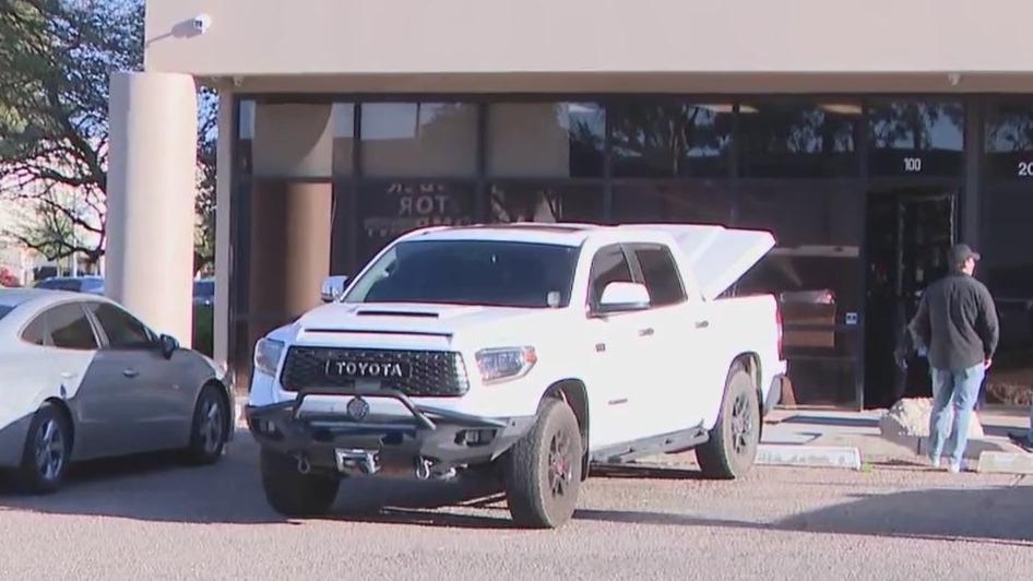 Burglary investigation at Phoenix gun shop