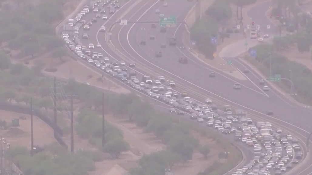 Police situation shuts down I-10 in Phoenix