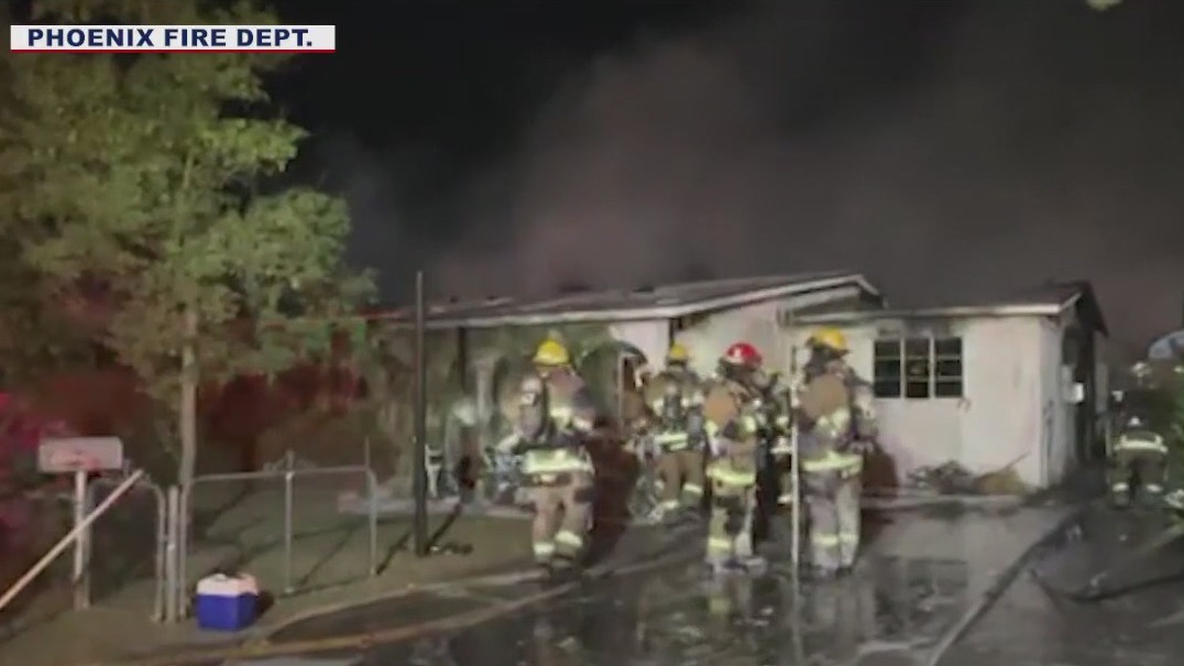 8 displaced after double house fire in Phoenix