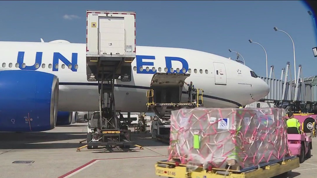 United flight from Chicago carrying supplies to Maui