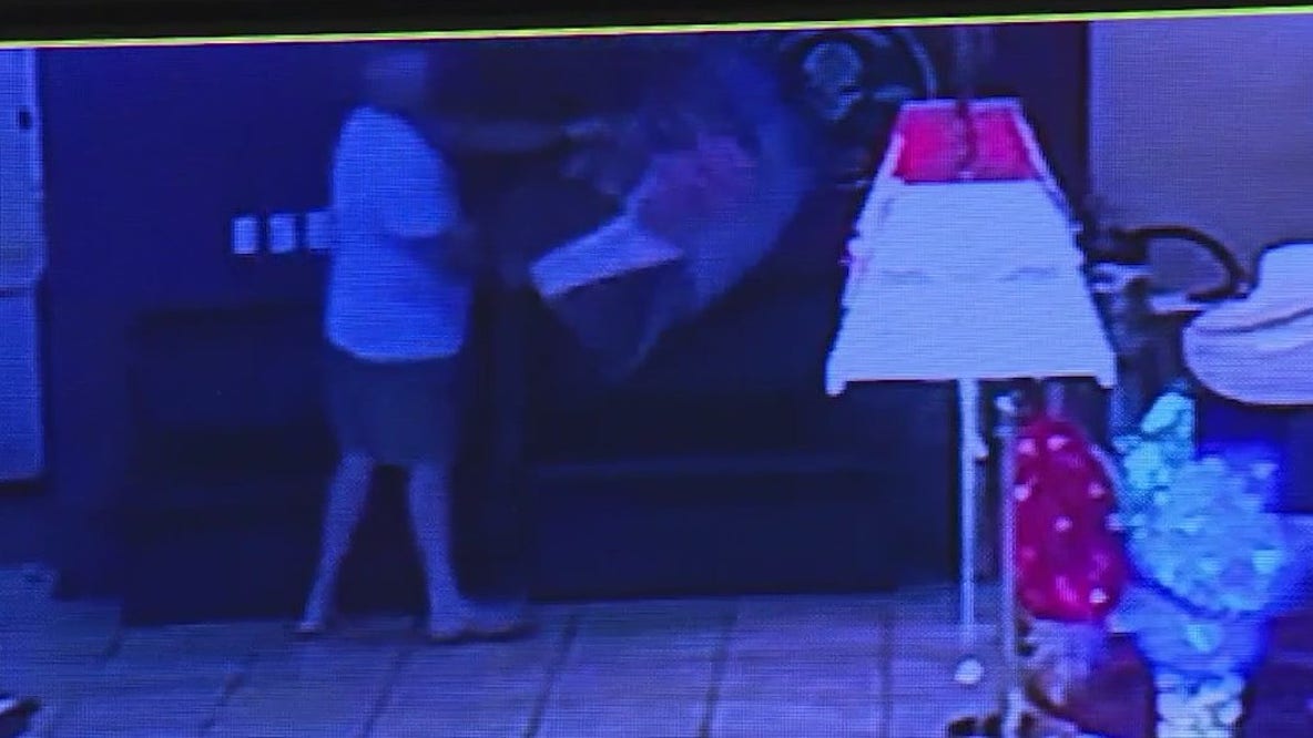 Florida man destroys DeSantis photo: Bar