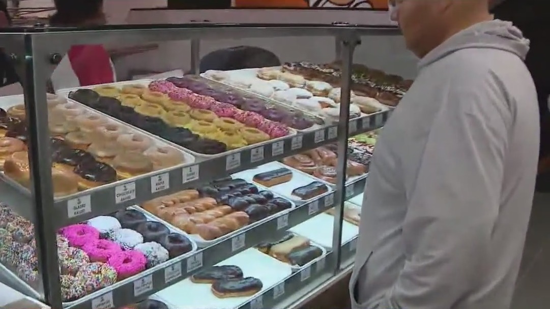 Randy's Donuts opens 1st Phoenix location