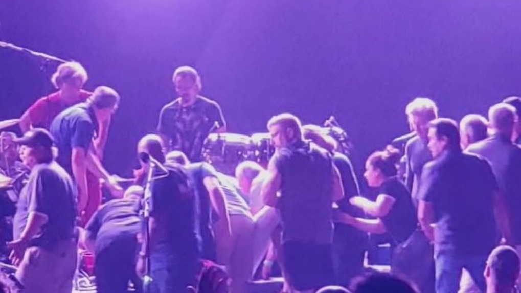 Carlos Santana collapses on stage during concert