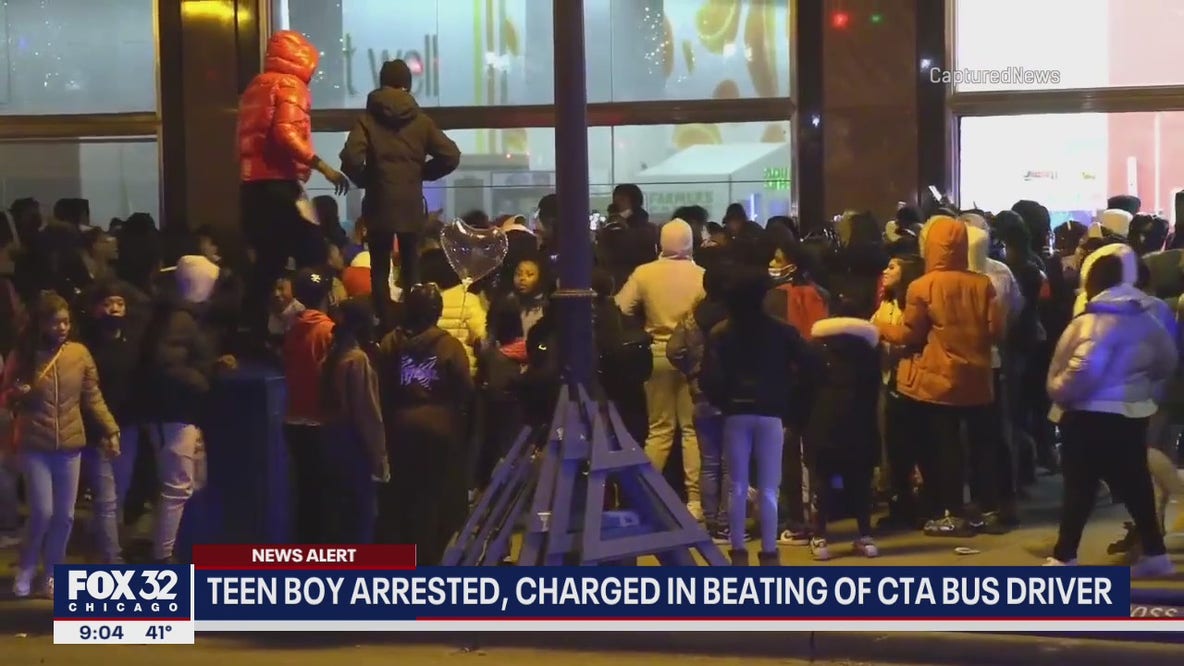 Downtown chaos: Chicago police arrest 21 juveniles, two officers are injured, bus driver attacked