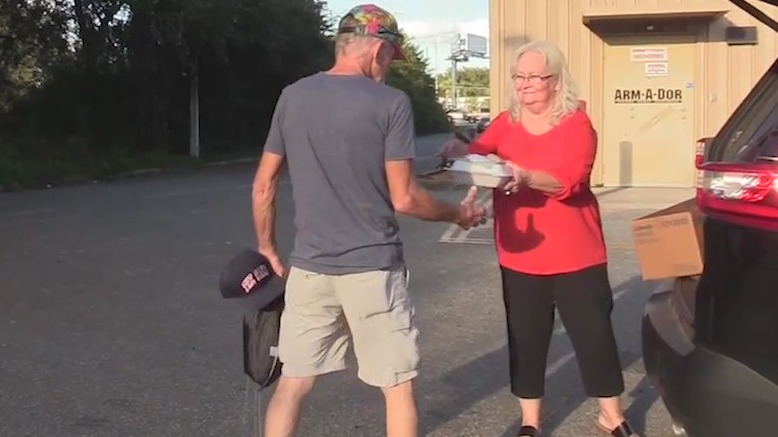 Florida couple continues Christmas tradition to help homeless