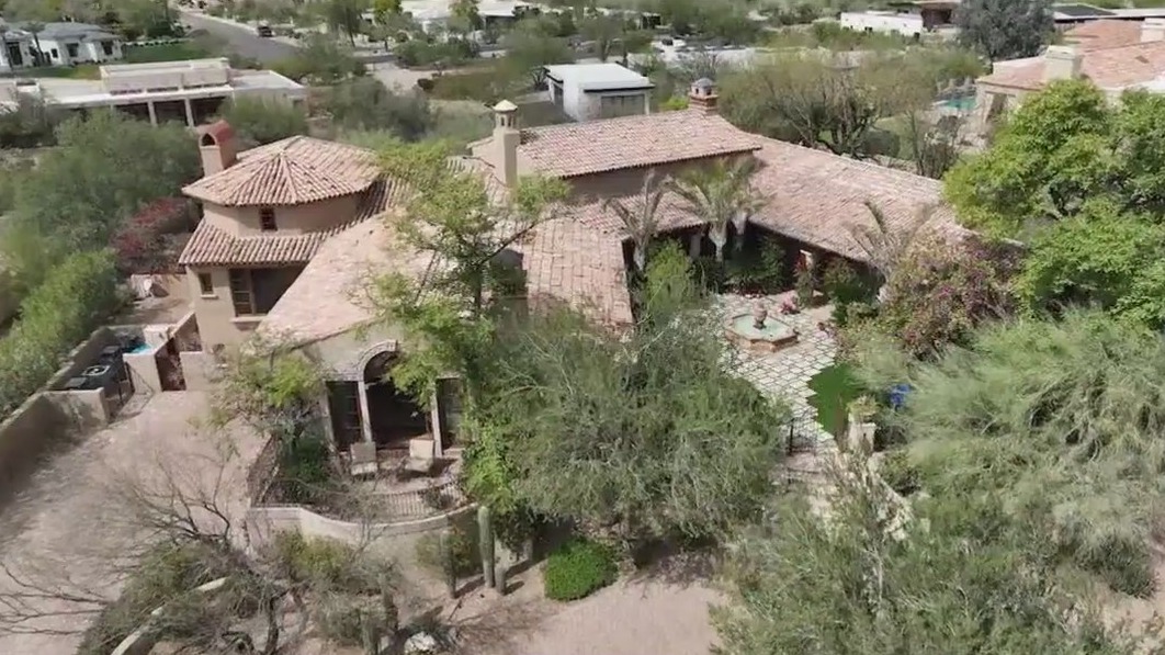 Paradise Valley hilltop home l Cool House