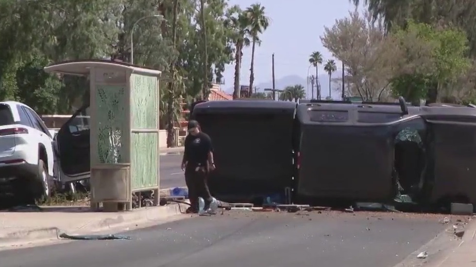 Neighbors rush to help Phoenix crash victims
