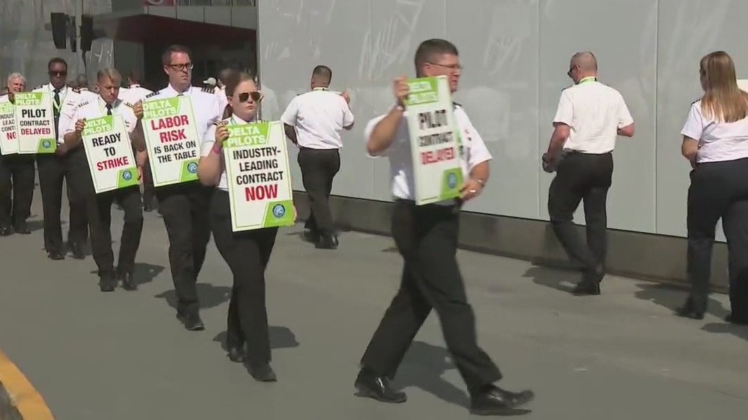 More than 400 Atlanta Delta pilots picketing ahead of Labor Day weekend
