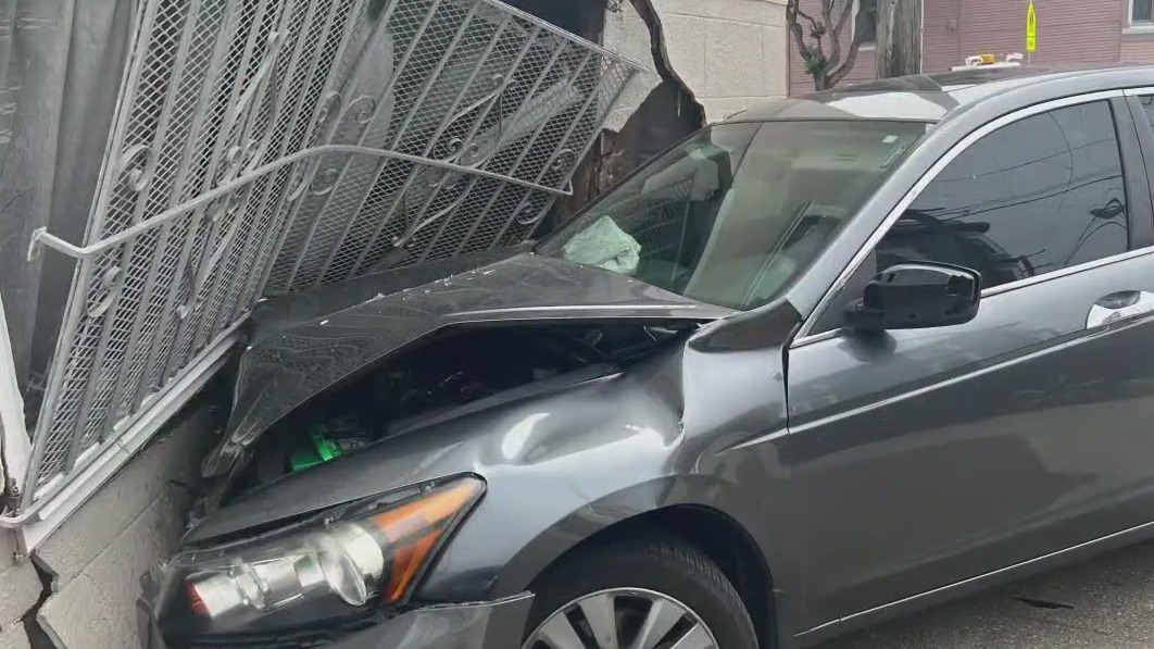 Robbery suspects crash car into apartment fleeing from SFPD