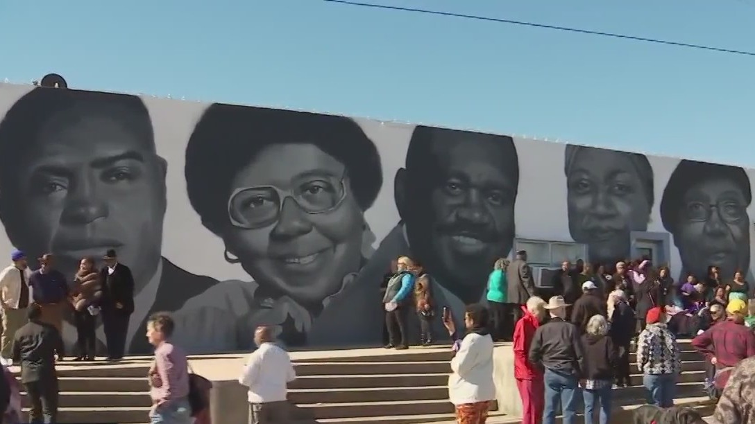 Elgin unveils Black Icons mural of community leaders
