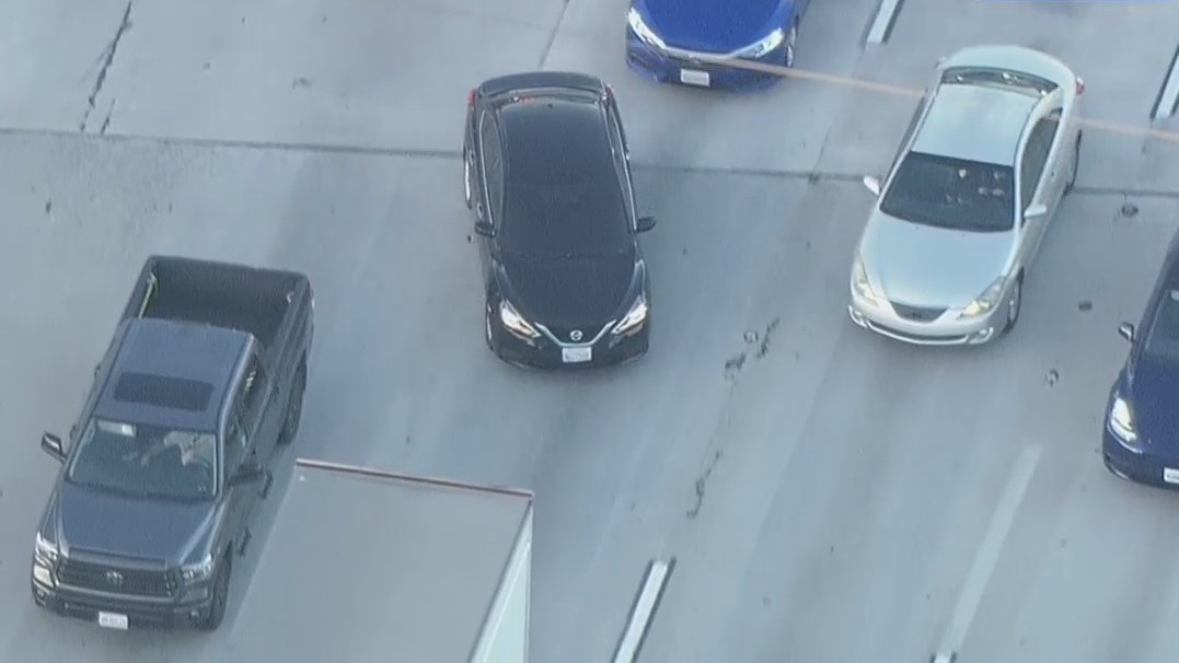 Suspect weaves around traffic on 405 Freeway in LA County