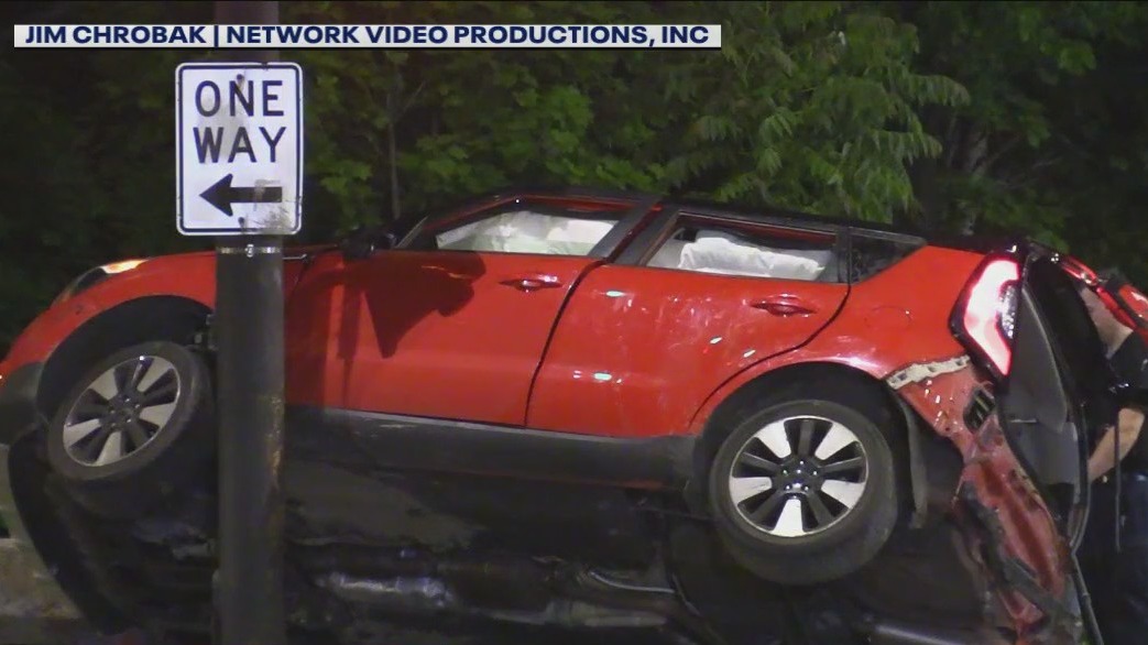 Teen killed, 4 injured in high-speed crash on West Side