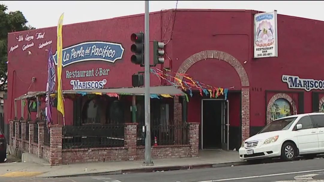 Man shot while trying to stop Oakland robbery of woman, his boss