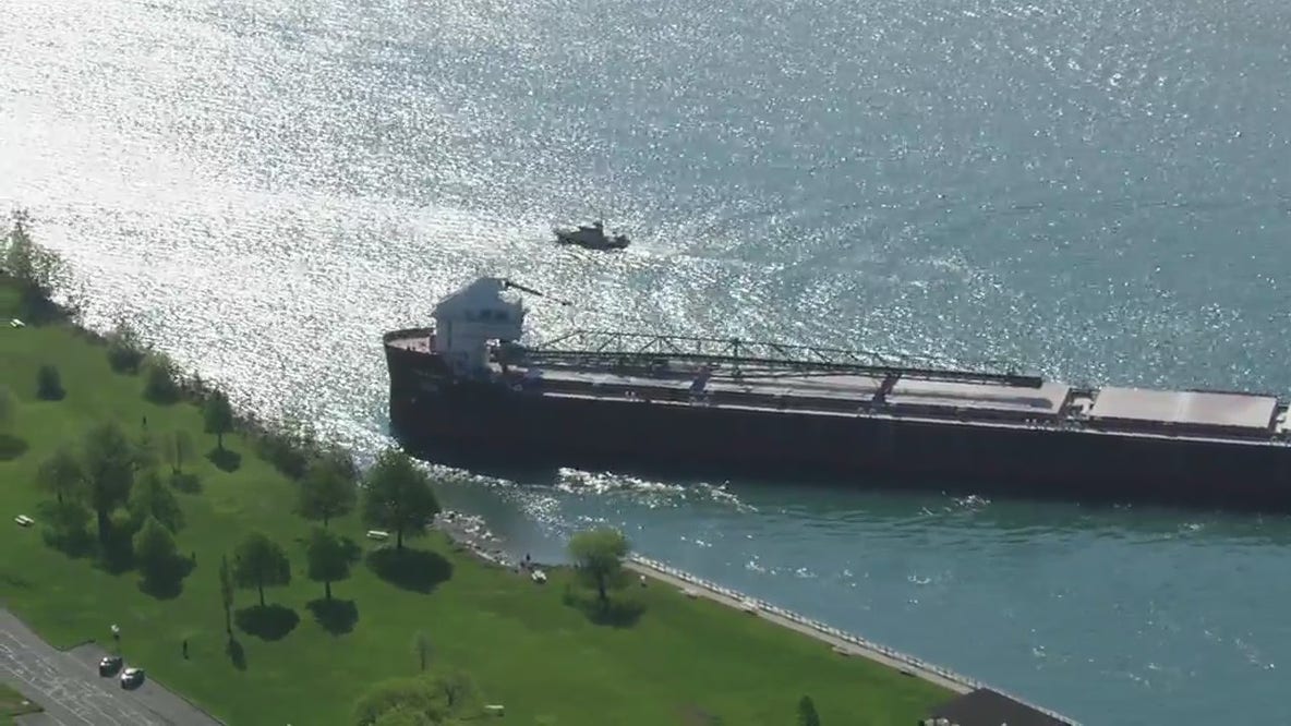 Bulk carrier Mark W. Barker runs aground at Belle Isle