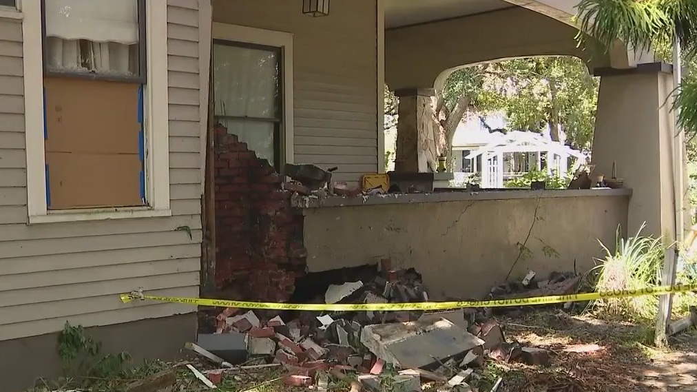 Drivers crashes into home after traffic stop