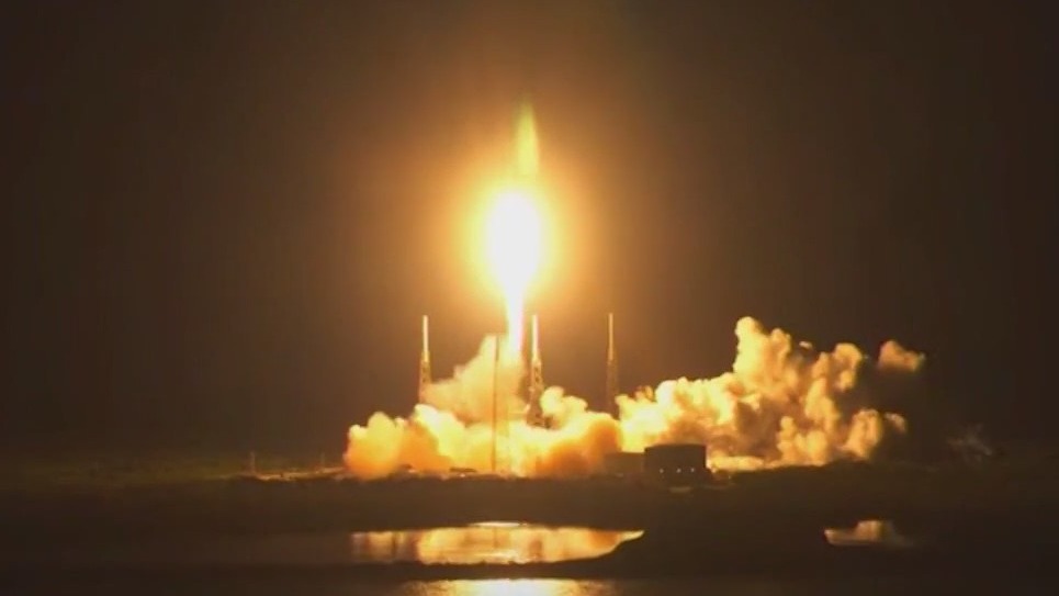 WATCH: SpaceX lights up Florida skies with nighttime Falcon 9 launch of Starlink satellites