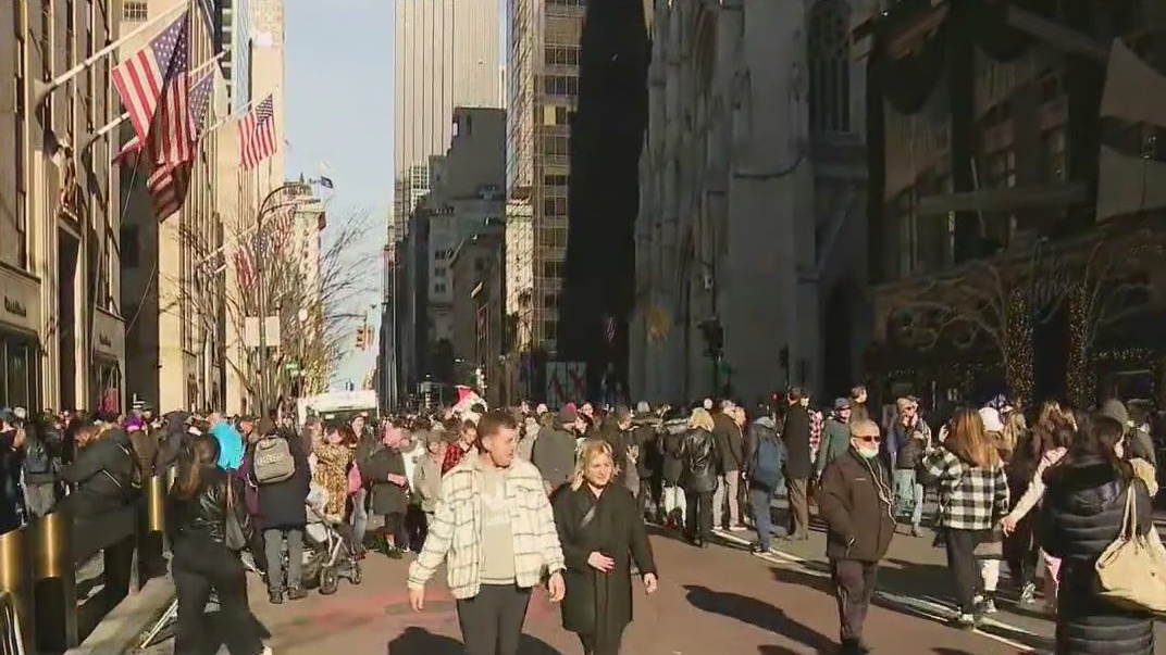 Fifth Avenue closes to traffic for holiday celebration