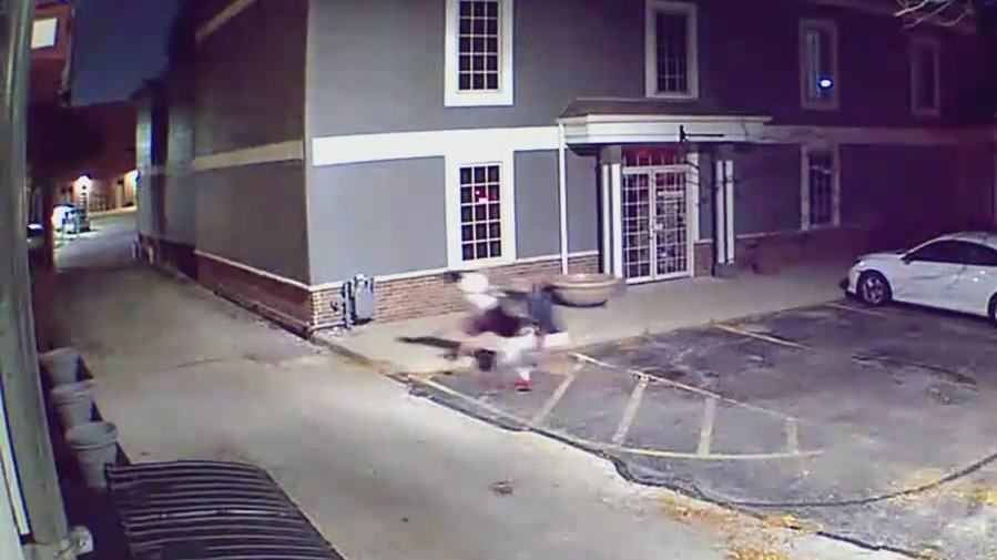 Video captures woman being robbed in Frankfort parking lot