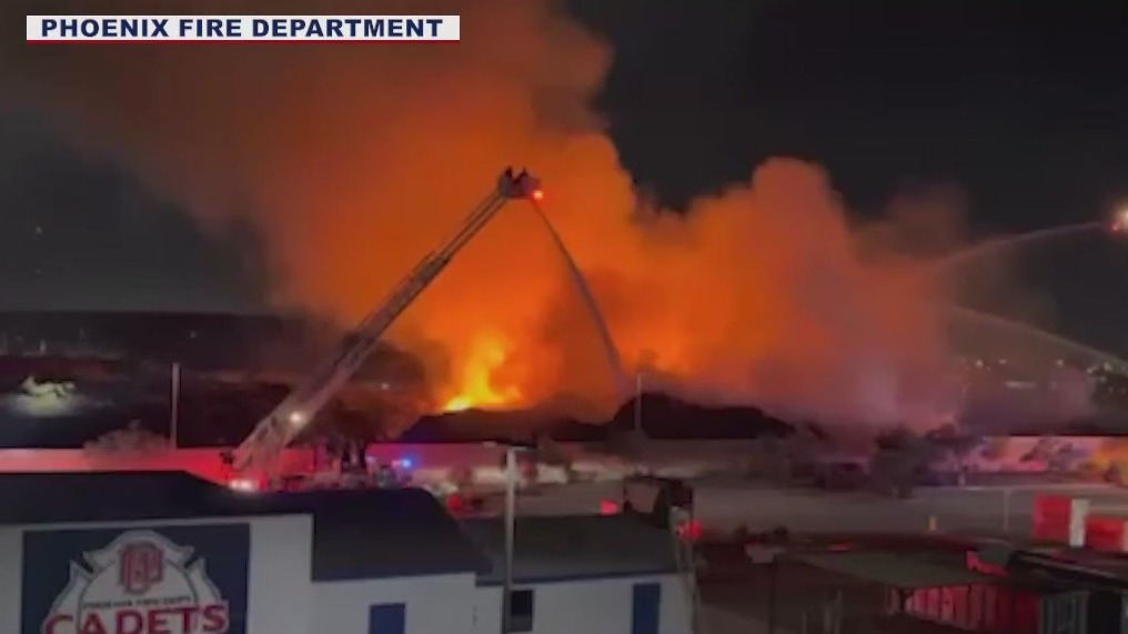 Phoenix firefighters battle large mulch fire