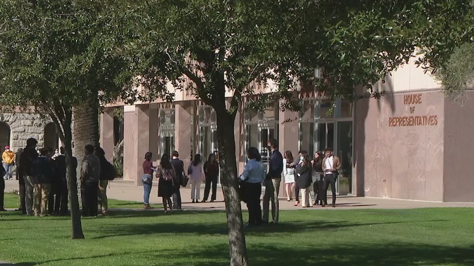 Hundreds of students, teachers, DREAM Act supporters gather at Arizona State Capitol