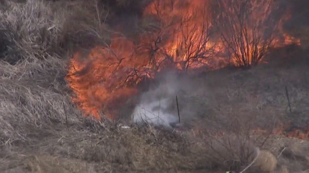 Crews work to contain brush fire north of Casa Grande