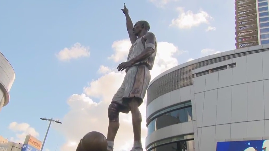 Kobe Bryant statue opens for public viewing