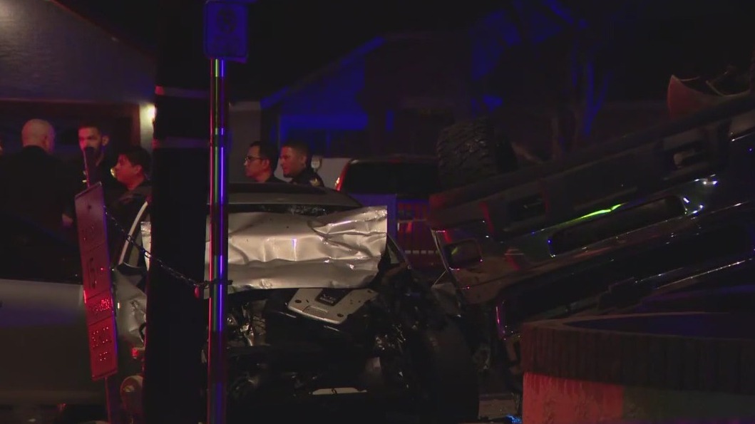 2 seriously hurt in west Phoenix rollover crash
