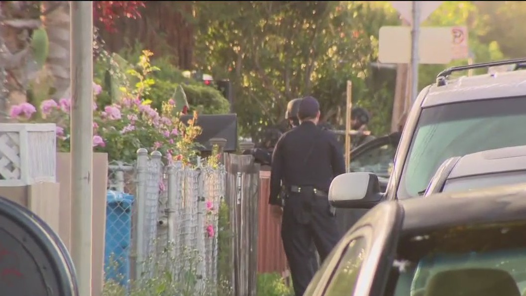 Heavy police, SWAT presence in Redwood City