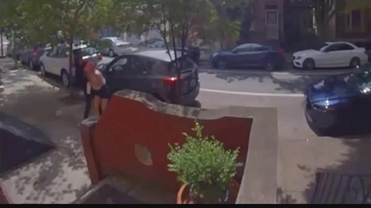 Woman robbed at gunpoint walking around Center City in broad daylight