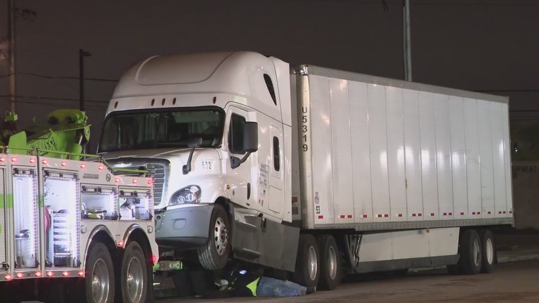 DPS pulls over semi-truck in Phoenix
