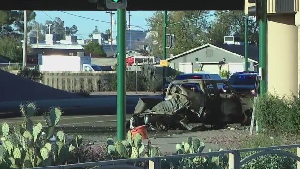 2 hurt in fiery north Phoenix crash