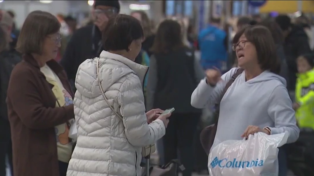 Holiday travelers race to Chicago airports to head out for Thanksgiving