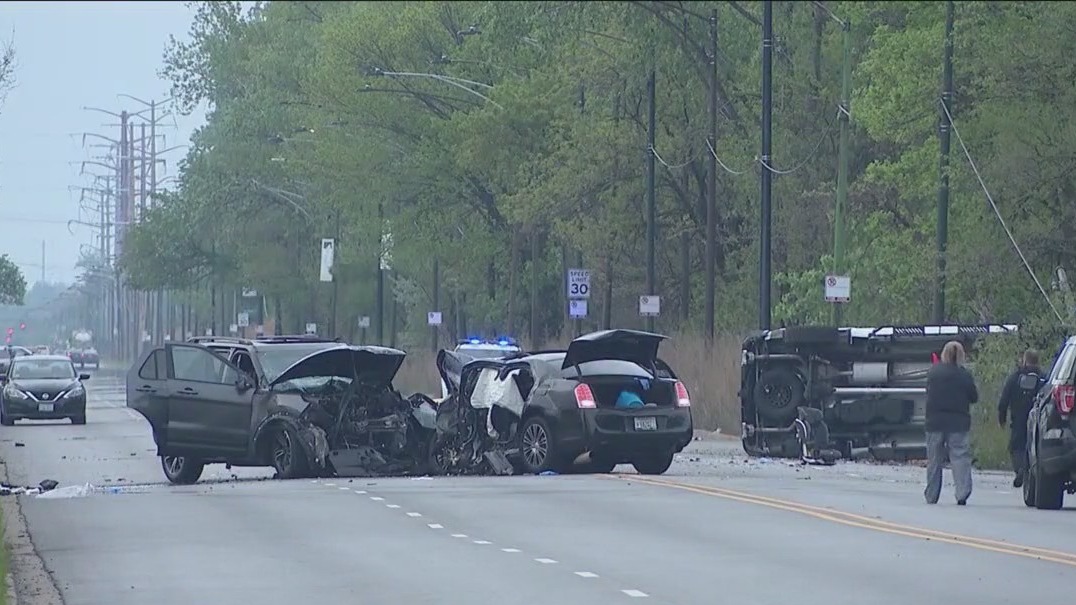 1 dead, 9 injured when 4 cars crash on Chicago's Far South Side
