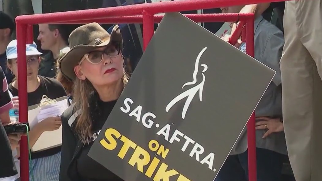 Members of SAF-AFTRA rally in Chicago