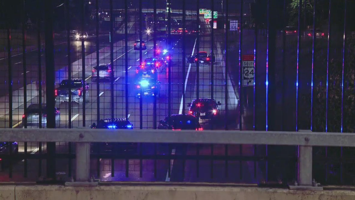 Suspects point gun at off-duty Detroit cop