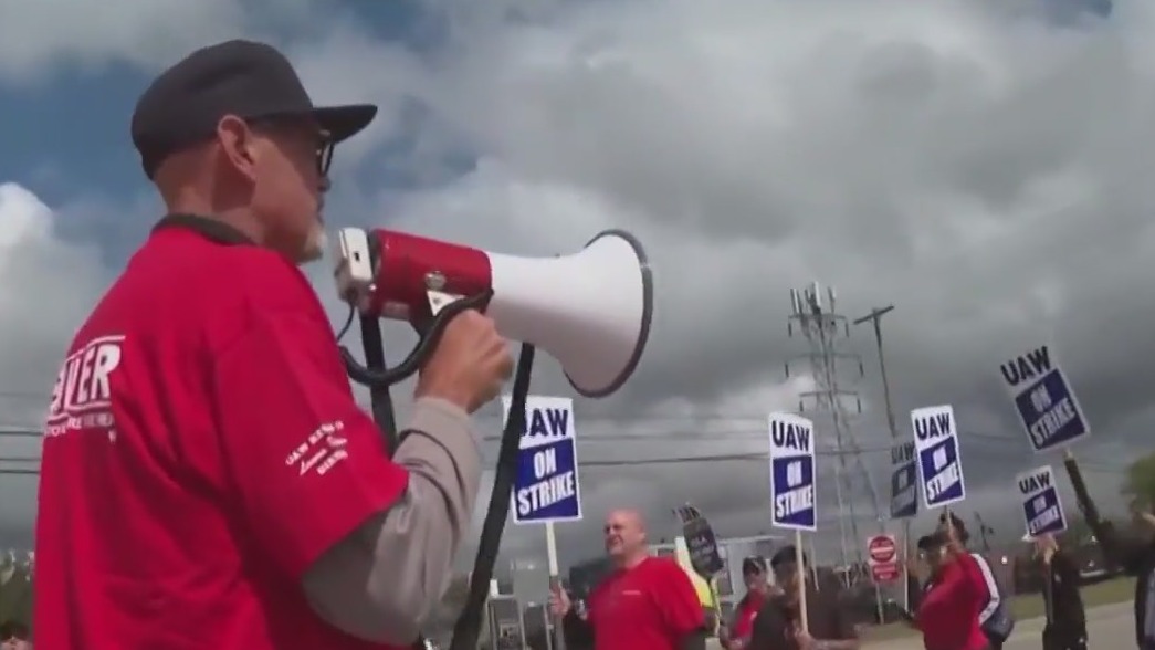 Chicago Ford workers rally in support of UAW strike
