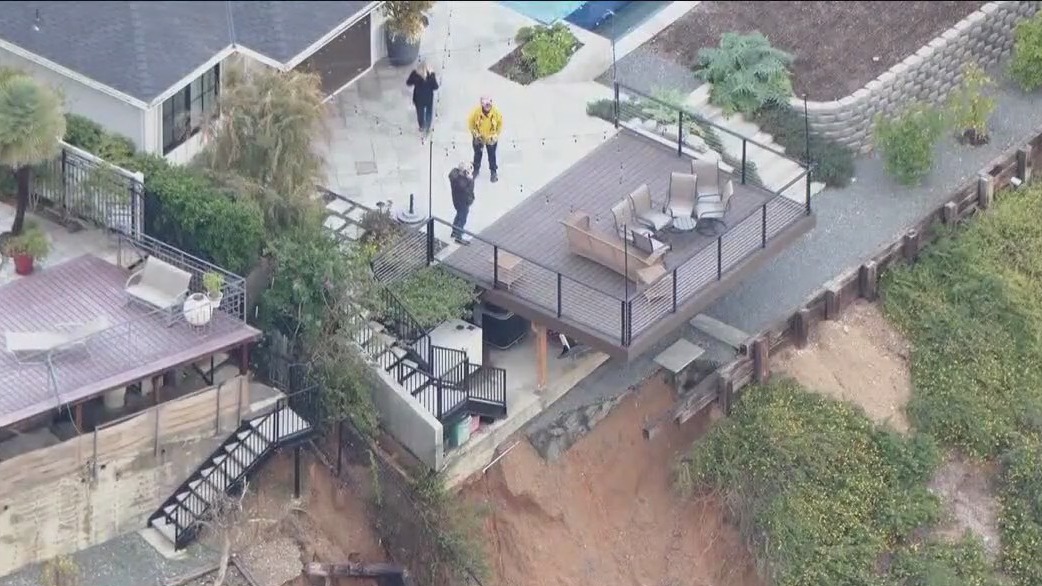 Mudslide damages homes in La Cañada Flintridge
