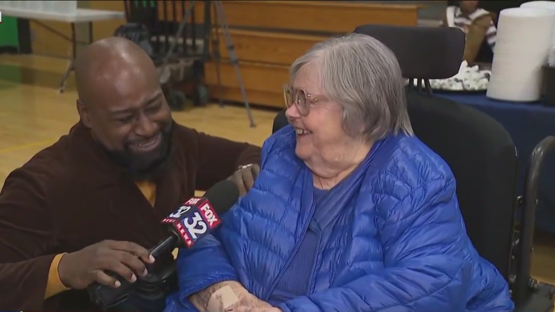 Chicago students treat senior citizens to early Thanksgiving meal