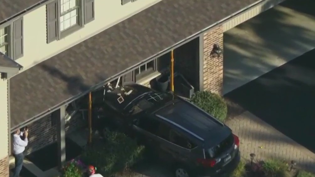 Car crashes into Rolling Meadows home