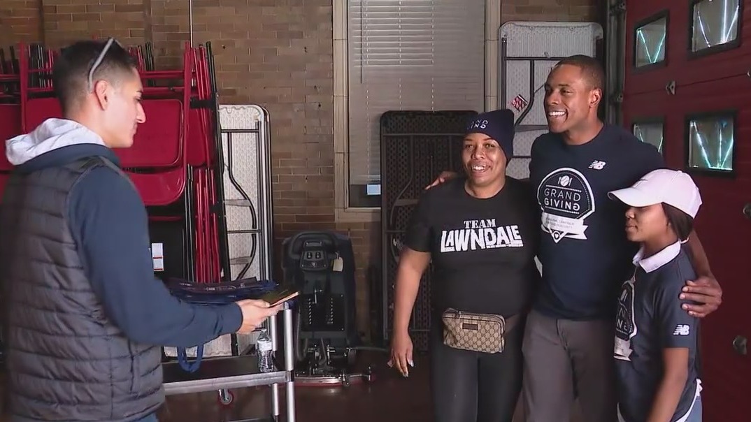 Baseball star Curtis Granderson helping to feed Chicago families