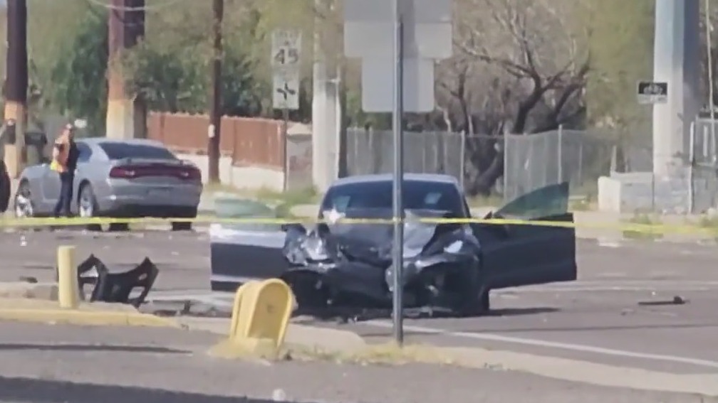 1 dead, 2 hurt in Phoenix crash