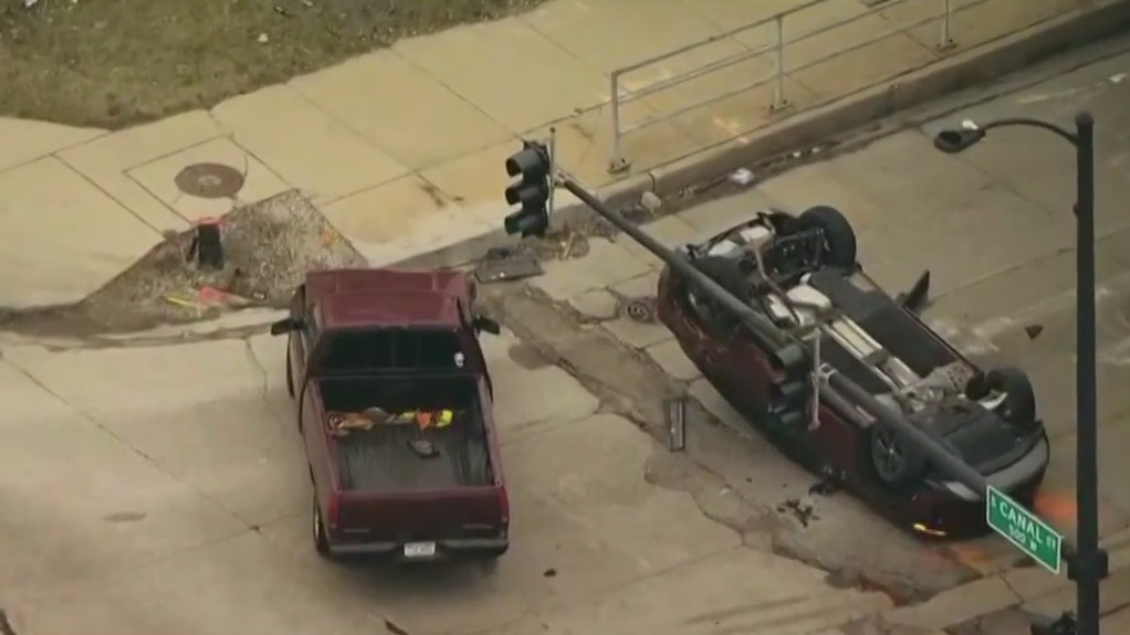 Rollover crash closes portion of Cermak in South Loop