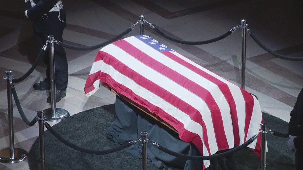 Mourners pay respects to Sen. Dianne Feinstein at SF City Hall