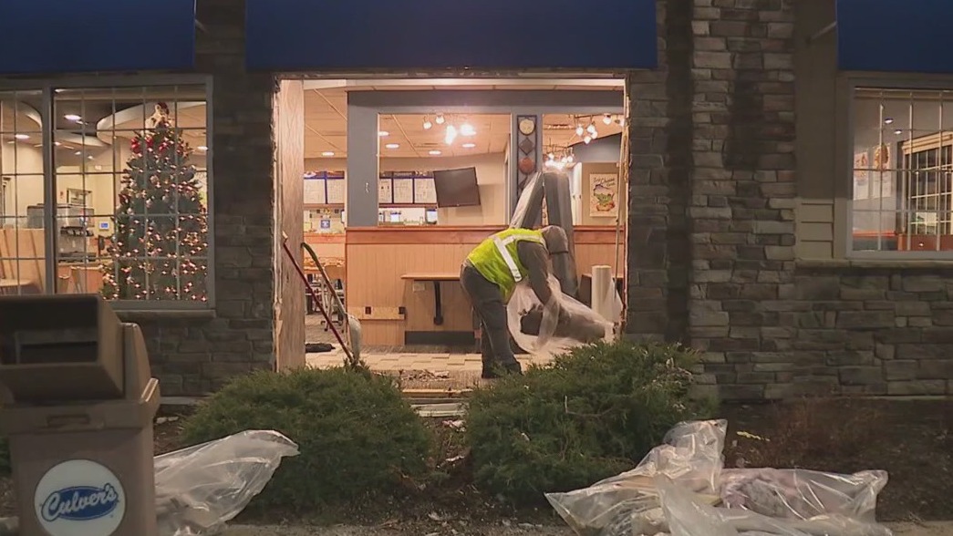 4 injured after car crashes into Culver's restaurant in Chicago suburb