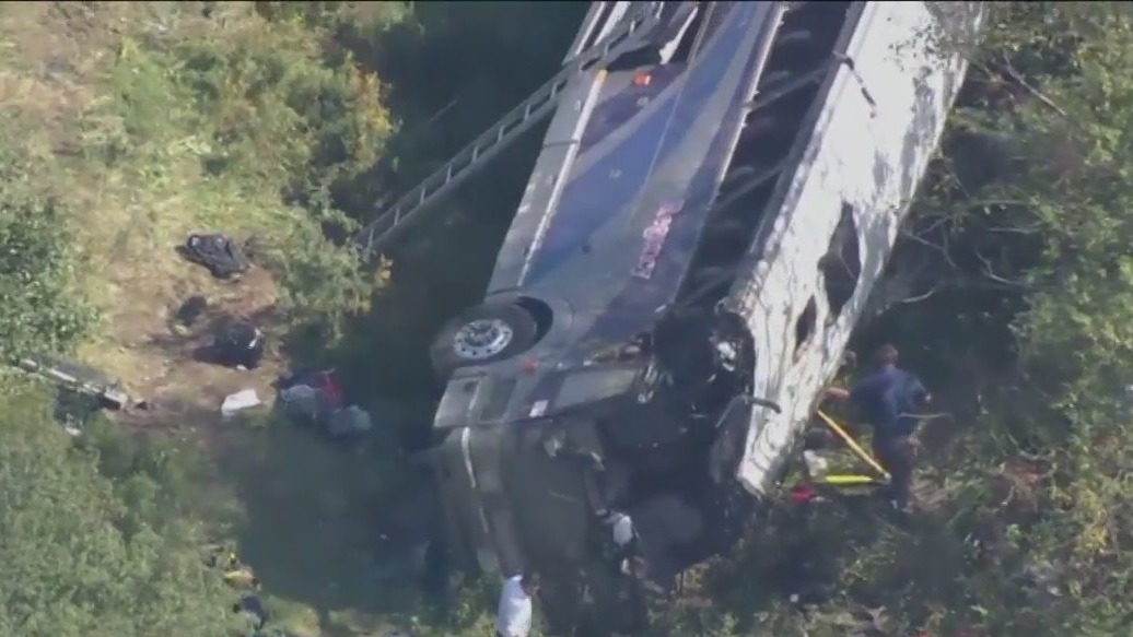 At least 1 dead, dozens injured in New York bus crash