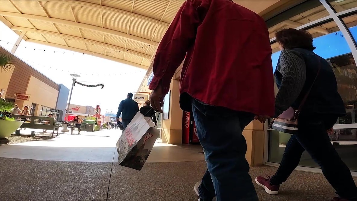Shoppers wake up early in Phoenix as they search for good deals