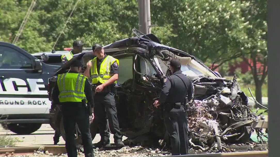 1 dead in train-car crash in Round Rock